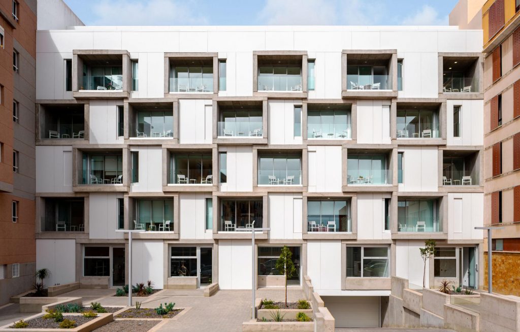 ‘Casas apiladas’. Edificio de viviendas, locales y garaje en la calle Lola Massieu Telde
